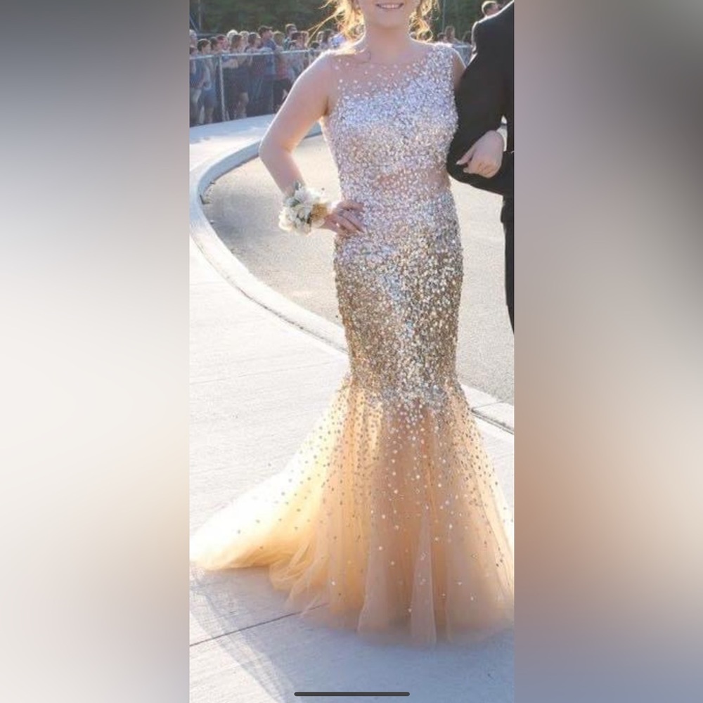 Alyce paris prom dress . Size 0 was like 1100$ originally. Asking 600 obo